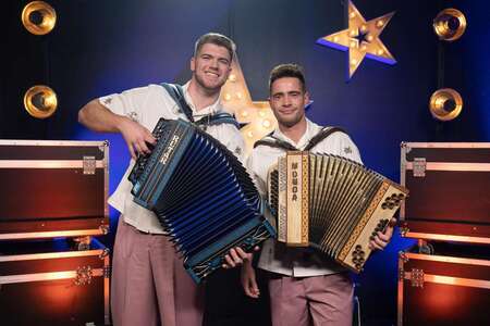 POLETJE V PARKU: DUO ZEMLJOTRES