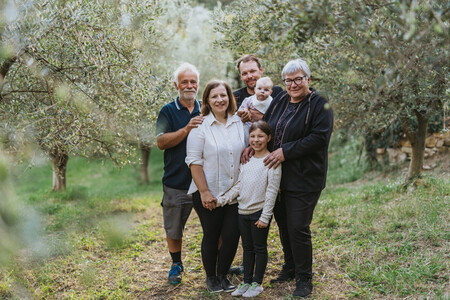 Martina Veršnik v oljčniku skupaj s svojo družino in starši. 