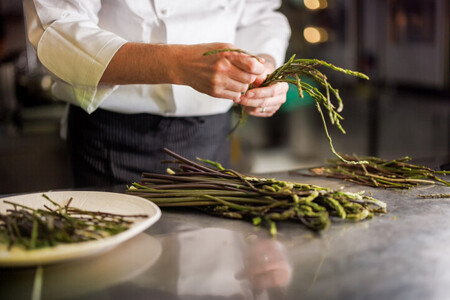 Priprava divjih špargljev. Foto: J. Ivančič.