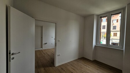 Eno od stanovanj je v Pittonijevi ulici v mestu.