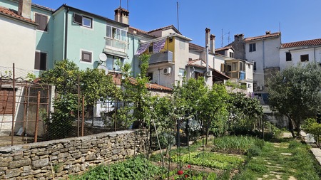 Stanovanje z naslovom Cegnarjeva 12 je v stavbi turkizne barve na levi strani.