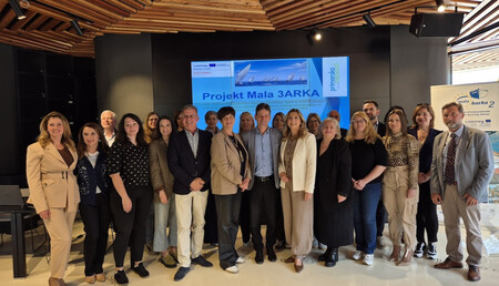 Skupinska fotografija partnerjev projekta Mala 3ARKA na kick off sestanku na Krku