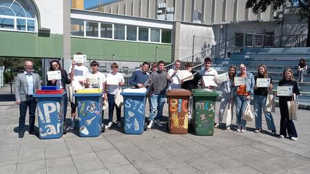 Učenci z mentorico in direktorjem Komunale Izola