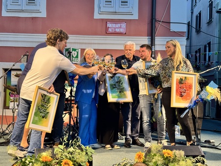 Župan Milan Bogatič in podžupanja Nataša Ferfolja z nagrajenci