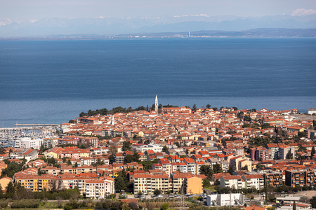 Pogled na Izolo, v ospredju so Livade (David Lotrič Banović).