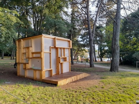 KNJIŽNICA NA PLAŽI NA OBMOČJU SVETILNIKA