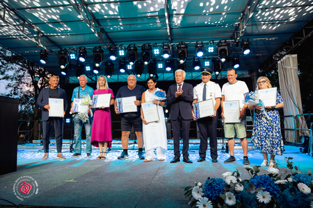 Skupinska fotografija občinskih nagrajencev z županom 