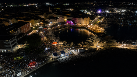 Veliki trg z okolico je bil poln ljudi (foto Daniel Škerjanc).
