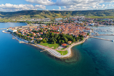 Pogled na Izolo z morja (foto Jaka Ivančič)