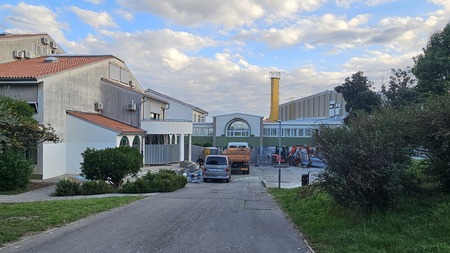 Urejanje zunanjega šolskega prostora se je začelo. Običajen dostop do šole začasno ni mogoč. 