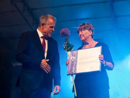 Ob županu prejemnica nagrade za Društvo upokojencev Jagodje-Dobrava