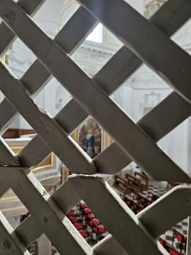 Eno od oken palače gleda v cerkev Marije Alietske. Namenjeno naj bi bilo podestatu. 