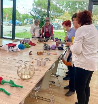 Fotoutrinek z medgeneracijske izmenjevalnice daril.