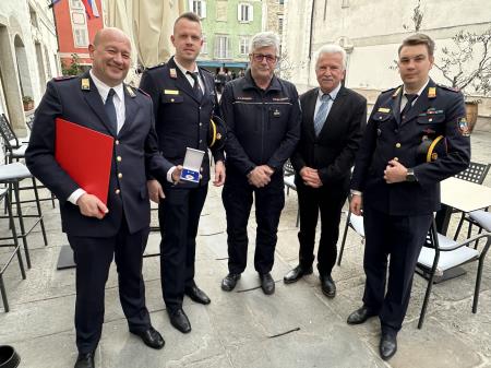 Predstavniki Gasilske zveze Izola z županom Milanom Bogatičem.