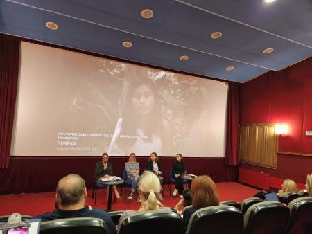 Organizatorji Kino Otoka so v četrtek, 23. maja, na novinarski konferenci v Art kinu Odeon predstavili program letošnjega festivala. Na platnu za njimi se vrtijo kratki prikazi filmov.