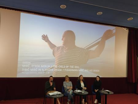 Zbrane je med drugimi nagovorila izolska podžupanja Agnese Babič (na fotografiji sedi skrajno levo), desno od nje so glavna selektorica filmskega programa Varja Močnik in vodja programa Podmornica Lorena Pavlič ter Gaia Sluga iz Kluba izolskih študentov in dijakov. 