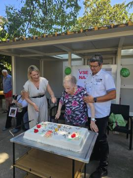 Pri rezanju torte sta ji pomagala sin Valter (ob njej desno) in direktorica doma Romina Kralj (levo).
