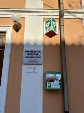 Javno dostopni defibrilator.