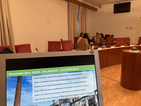 V ospredju nekatera vprašanja, na katera so odgovarjali udeleženci.