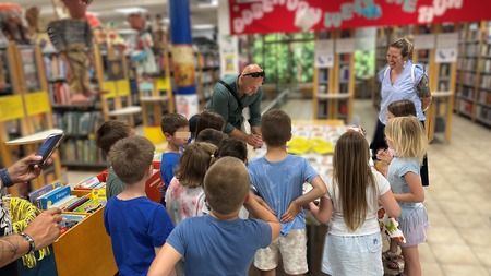 Nosilca projekta iz občinske uprave sta otroke osveščala o varni udeležbi v cestnem prometu.  