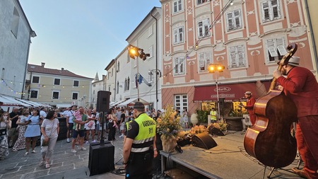 Včerajšnji utrip z Manziolijevega trga, ko še ni bil povsem poln.
