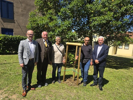 Na fotografiji z leve: direktor Komunale Izola in predstavniki Obalnega čebelarskega društva Koper z županom.