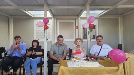 V krogu sina Valterja (levo od nje) in Ervina (desno)