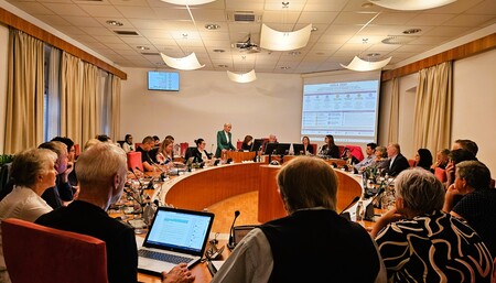 Strategijo je na seji predstavila predstavnica Zavoda L-INARI, ki je pripravil dokument.